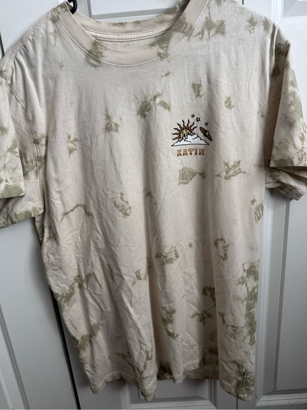 🌟 5 for $20 or $6
Katin Cream Tee with Sage Tie-Dye and Small Graphic